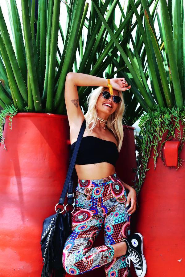 En plena temporada de festivales de música, la firma italiana Tezenis acaba de presentar su primera colección de ropa destinada a estas citas, con una línea inspirada en Coachella, el festival más mediático de los últimos años. El espíritu lúdico y las referencias a la cultura hippie marcan las líneas maestras de la colección Coachella Valley, que cuenta con tops y biquinis de calle, pantalones y minivestidos con patrones cómodos y estampados coloristas y alegres. Los vaqueros también forman parte de esta propuesta juvenil y de precios asequibles.