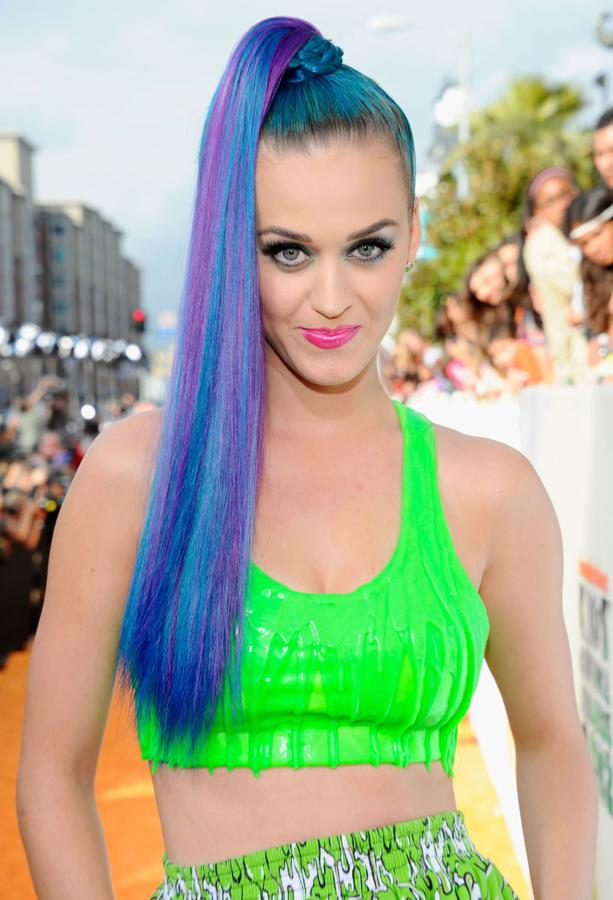 Si hay una famosa que le gusta divertirse con su pelo esa es la cantante Katy Perry. En esta ocasión se decantó por una coleta XXL en color azul y mechas púrpuras.