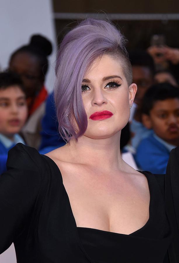 La cantante y actriz británica Kelly Osbourne también es adicta a cambiar de color de pelo y lucir looks extremos como éste en un gris azulado.