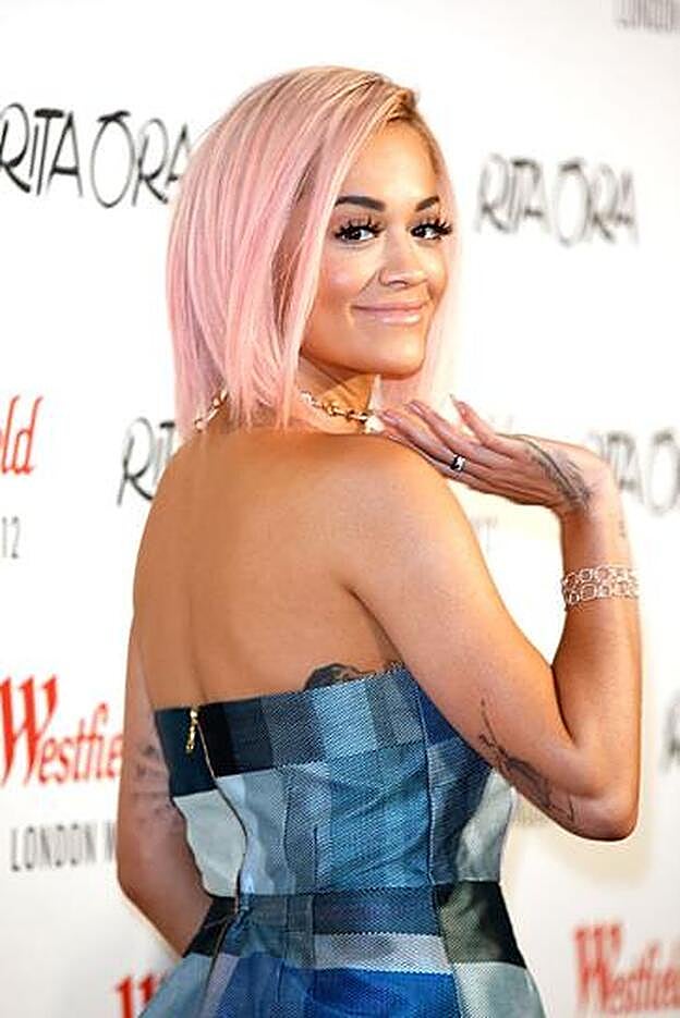 Rita Ora con el pelo rosa.