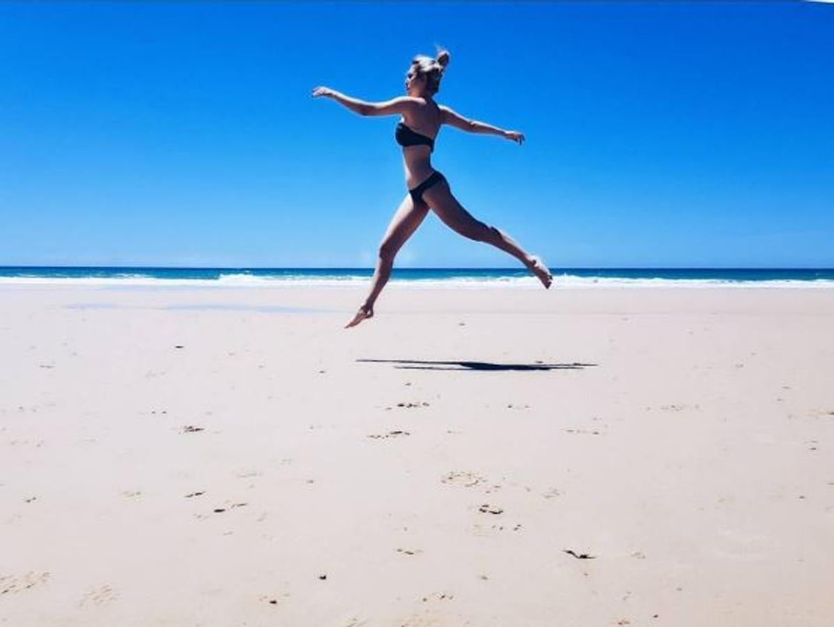 Con top bandeau para no dejar marcas en el escote y braguita ancha, la actriz opta por un clásico bikini negro.