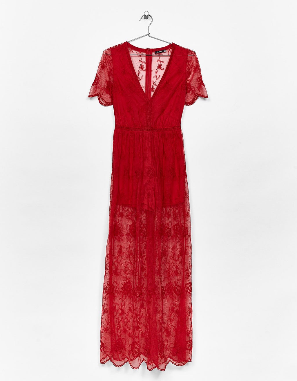 Vestido rojo largo con detalle de blonda de Bershka (35.99 euros).