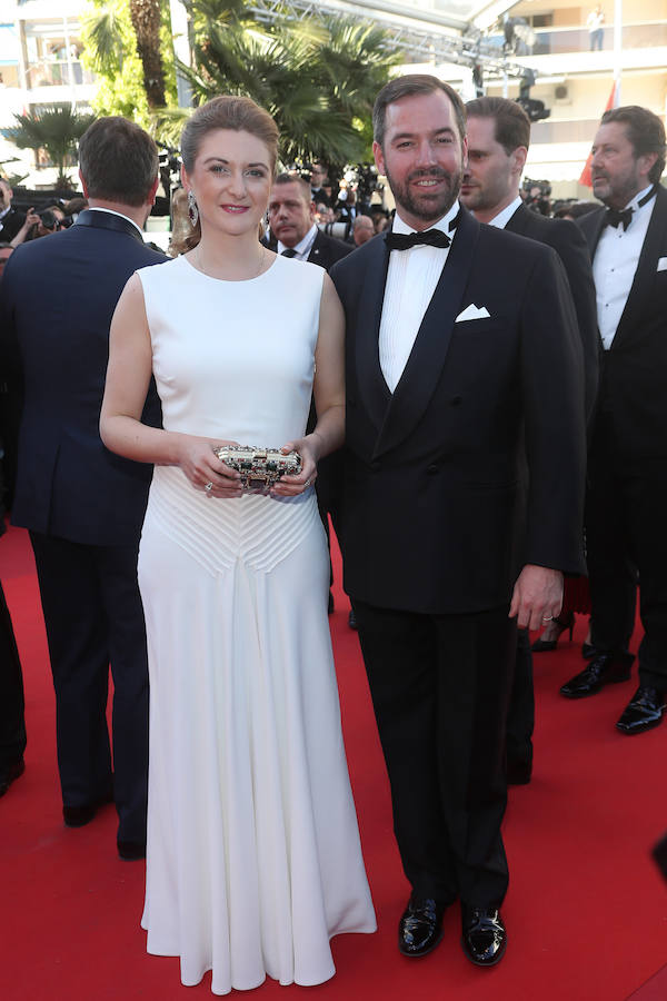 Guillermo de Luxemburgo y Stéphanie de Lannoy, con un sencillo y elegante vestido blanco, no quisieron perderse la inauguración del festival.