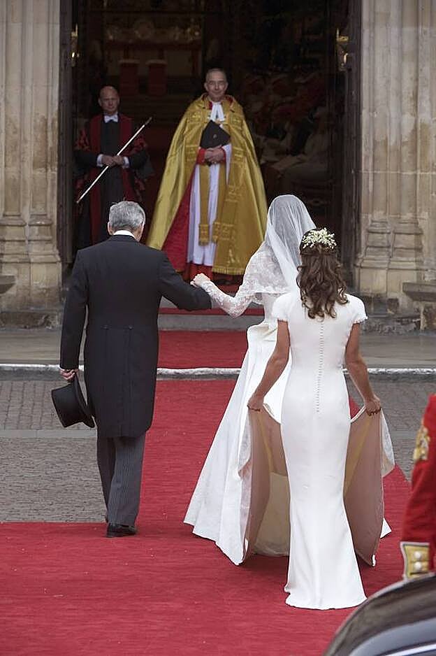 Kate y Pippa Middleton, con looks de Sarah Burton para McQueen, el día de la boda de los Duques de Cambridge.