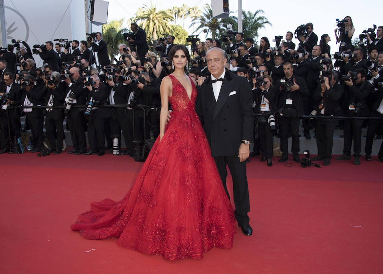 La top model portuguesa se vistió como una auténtica princesa con un diseño rojo con mucho volumen de Zuhair Murad.