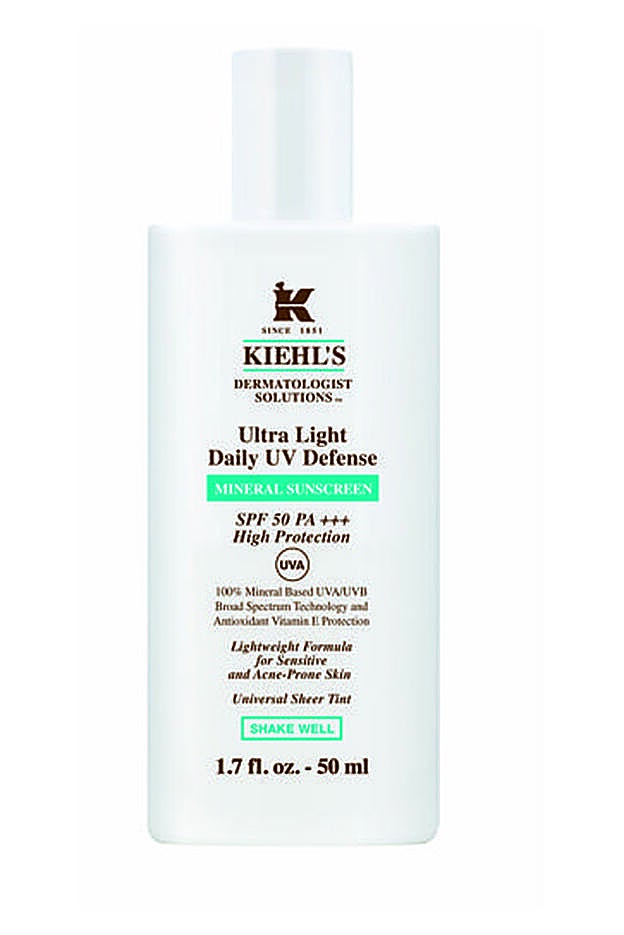 Ultra Light Daily UV Defense Mineral Sunscreen SPF 50 de Kiehl’s. Protección solar para el rostro, cuello y escote. 100% base mineral. Indicado para pieles con tendencia acnéica. Textura ultra ligera enriquecida con vitamina E. (43€)