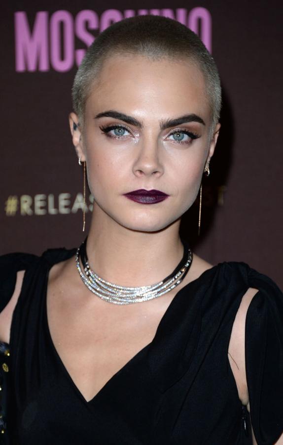 La modelo y actiz posó con el pelo rapado y un bonito maquillaje con labios berenjena, sombras glitter, eyeliner negro y máscara de pestañas.