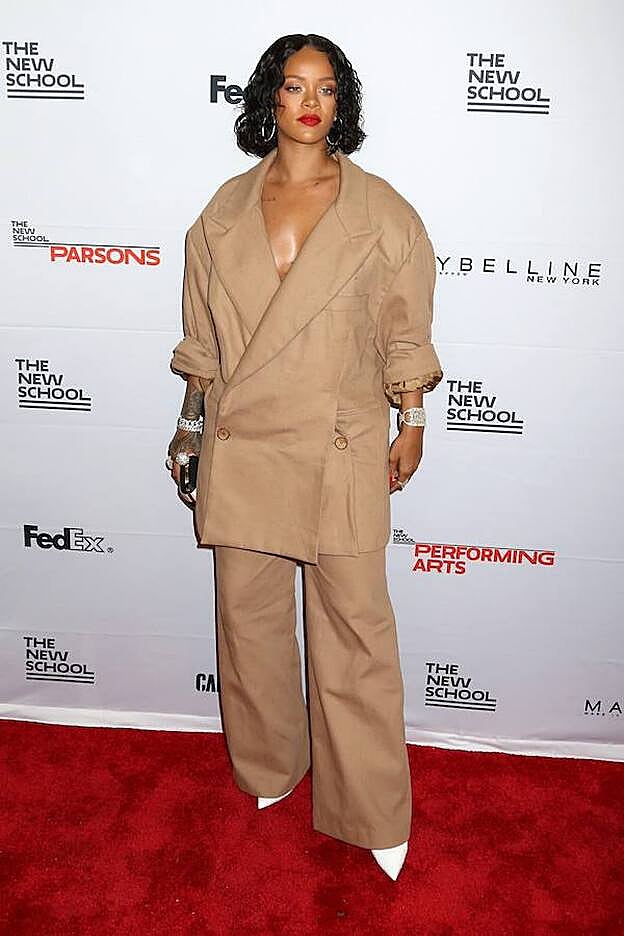 Combinó su traje masculino de Matthew Adams Dolan con unos salones blancos