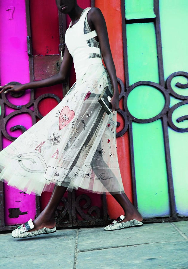 Top, falda, peto y bolso de Dior, y mocasines de Sergio Rossi.