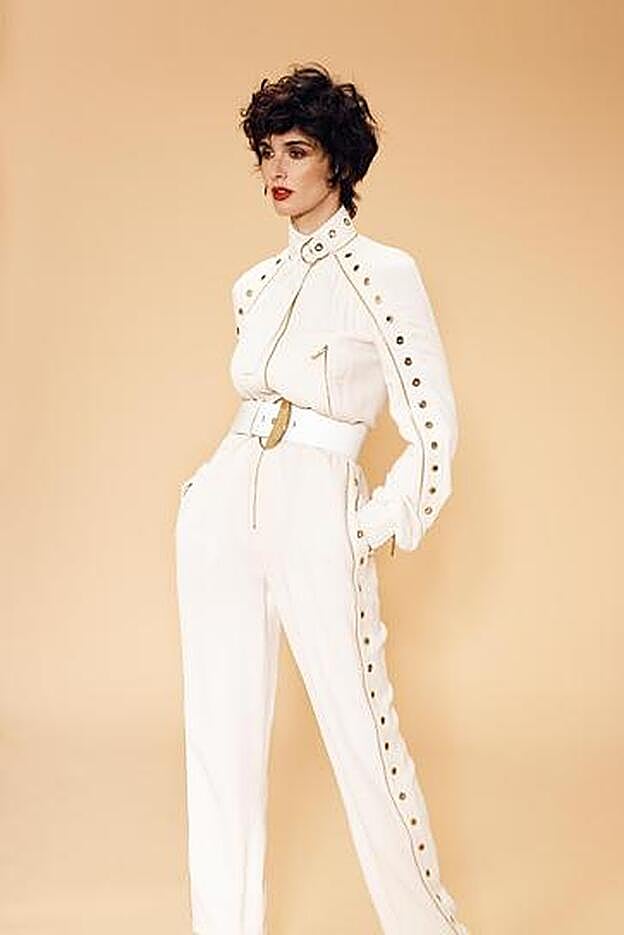 Paz Vega lleva mono y cinturón de Elie Saab.