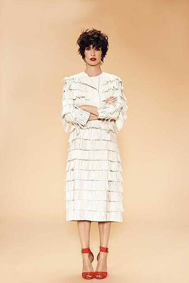 Vestido y chaqueta de Hermês y sandalias de Pura López.