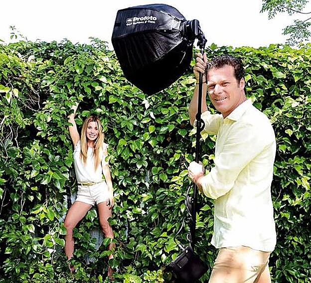 Jota Abril con Natalia durante la sesión de fotos de la entrevista.