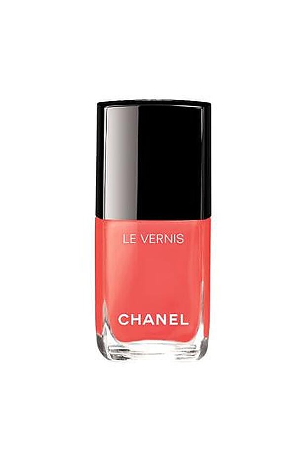 Laca de uñas Le Vernis Longue Tonue tono 562 Coralium de Chanel. Un coral pastel muy apropiado para el verano. Resistente, fina y ultrabrillante, cada aplicación ofrece un resultado lacado y absolutamente homogéneo. (27€)