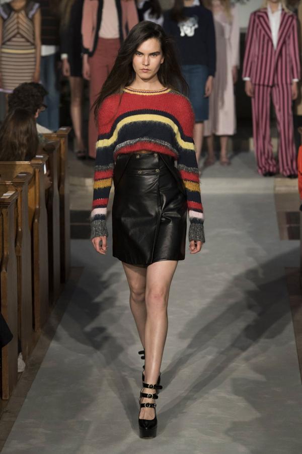 En lo nuevo de Alexa Chung no faltan las prendas de punto, como este jersey de rayas que combina con una falda de talle alto.