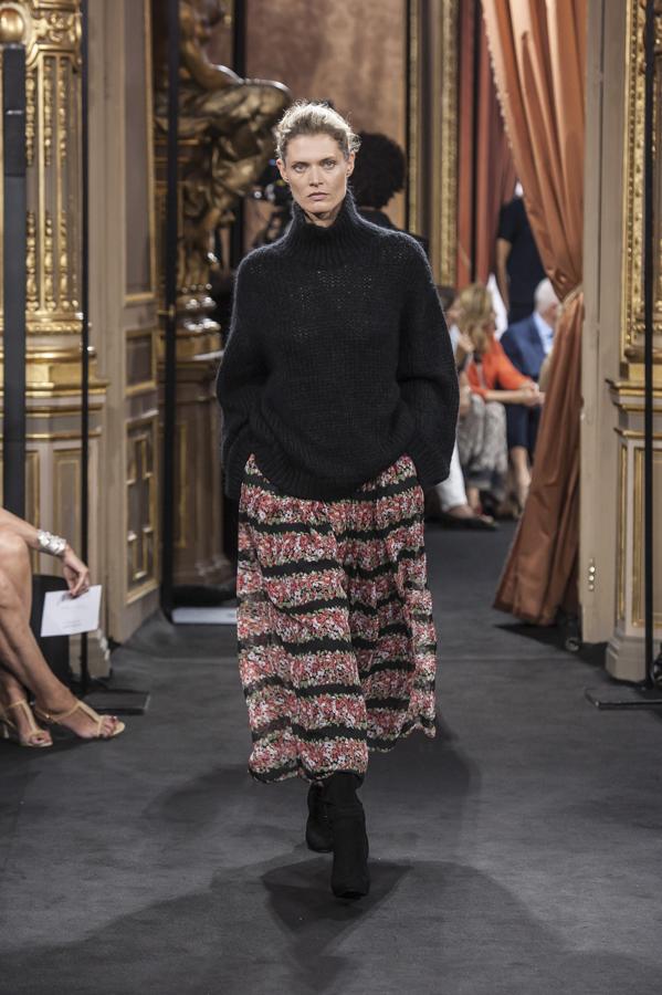 Las combinaciones de falda midi y jersey de punto seguirán funcionando para la firma