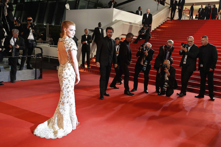 Chanel Couture firma este espectacular diseño que lució Jessica Chastain en la premiere de 'Inthe fade' en el Festival de Cannes.