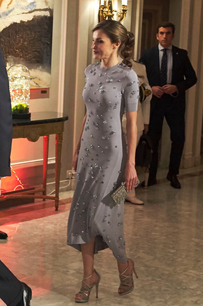 Doña Letizia presidió el 60º aniversario de Europa Press con un exquisito vestido midi de la colección otoño-invierno 2017/18 de Nina Ricci y una favorecedora 'bubble ponytail'.