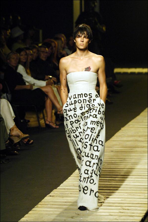 Una de las propuestas del creador en la que aparecía su característica tipografía estampada