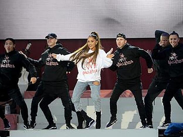 La cantante junto a sus bailarines.