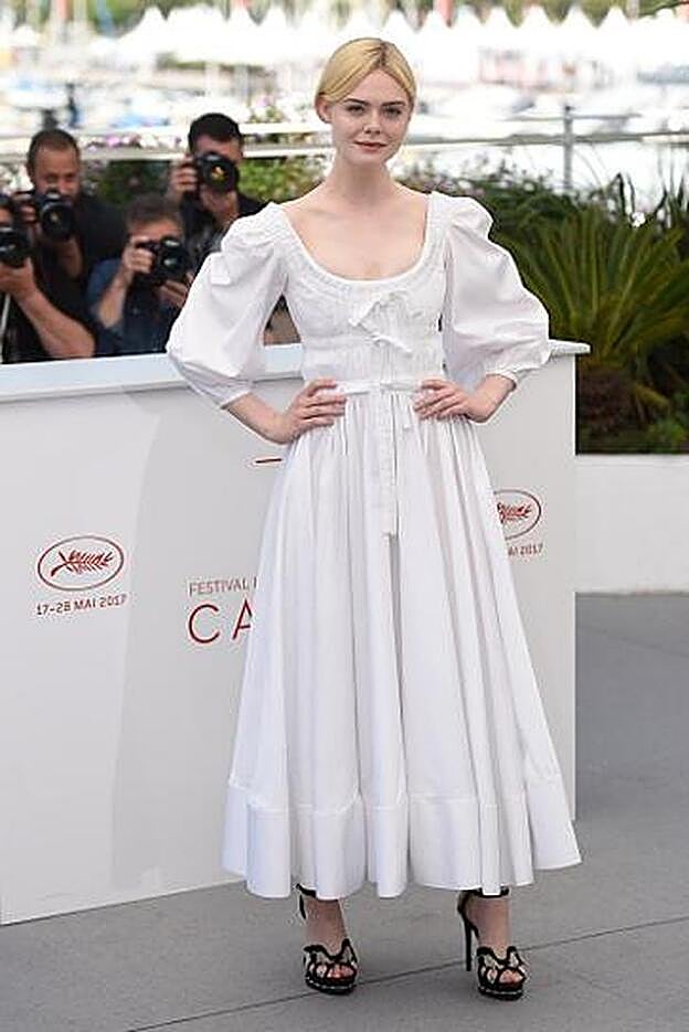 Elle Fanning apostó por un vestido con mangas abullonadas y vuelo de Alexander McQueen que combinó con unas sandalias de la misma firma con bordados