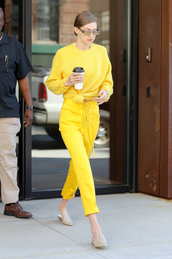 El amarillo es uno de los colores del año, y este 'total look' de Gigi Hadid es un buen ejemplo de ello. Si el jersey te parece un poco excesivo para el verano en España, crea el mismo efecto con una camiseta anudada o un top.
