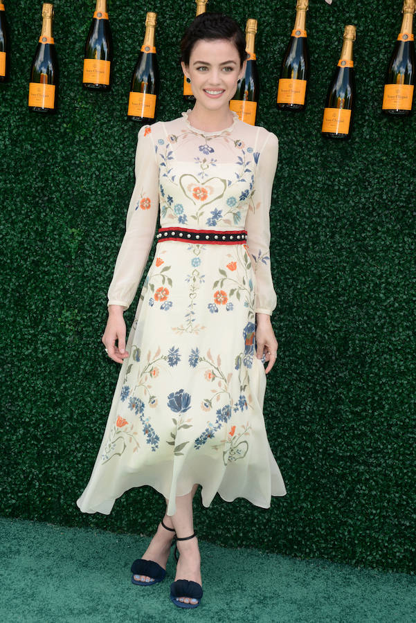 Un vestido tan delicado como este de Lucy Hale con un estampado floral tan femenino, será perfecto para una boda de día, pero también para un cóctel 'after work', o una cena en el restaurante de moda de tu ciudad.