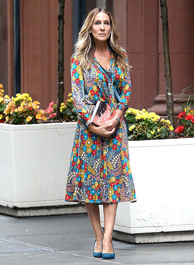 Sarah Jessica Parker derrocha estilo con un vestido estampado midi y salones
