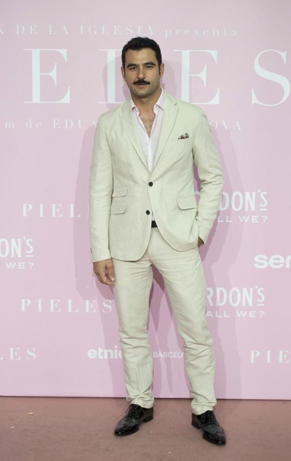 Combinó un traje color crudo con camisa rosa pastel.