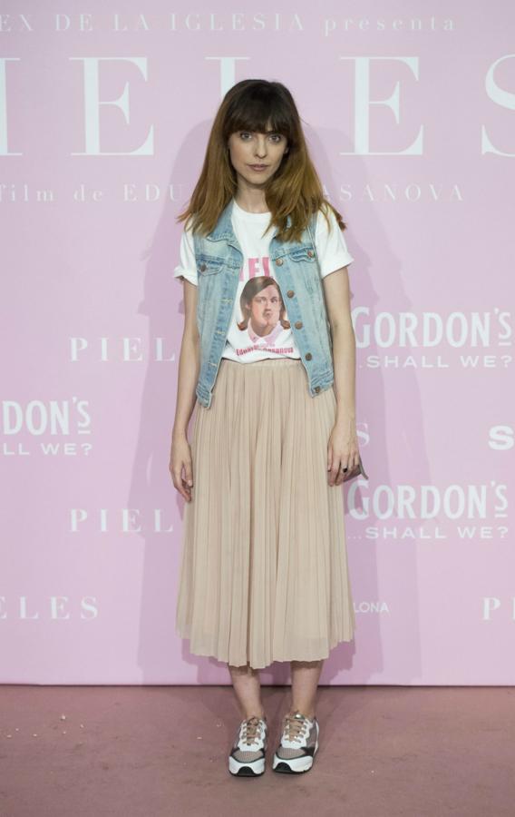 Puso el punto rebelde a la alfombra roja con un look muy ochentero: camiseta de la película, chaleco vaquero, falda plisada y zapatillas deportivas