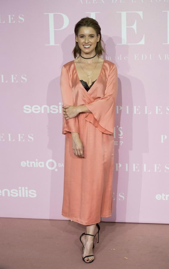 Intropia fue la firma encardada de vestir a la actriz, que se decantó por un diseño en satén de seda con largo midi.