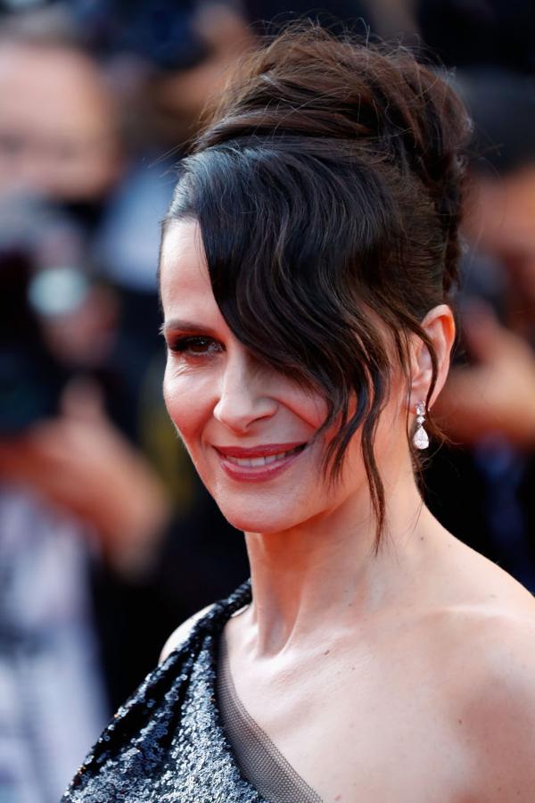 Moño alto en formato XXL, con flequillo lateral. Un moño para el que necesitas postizos o extensiones.