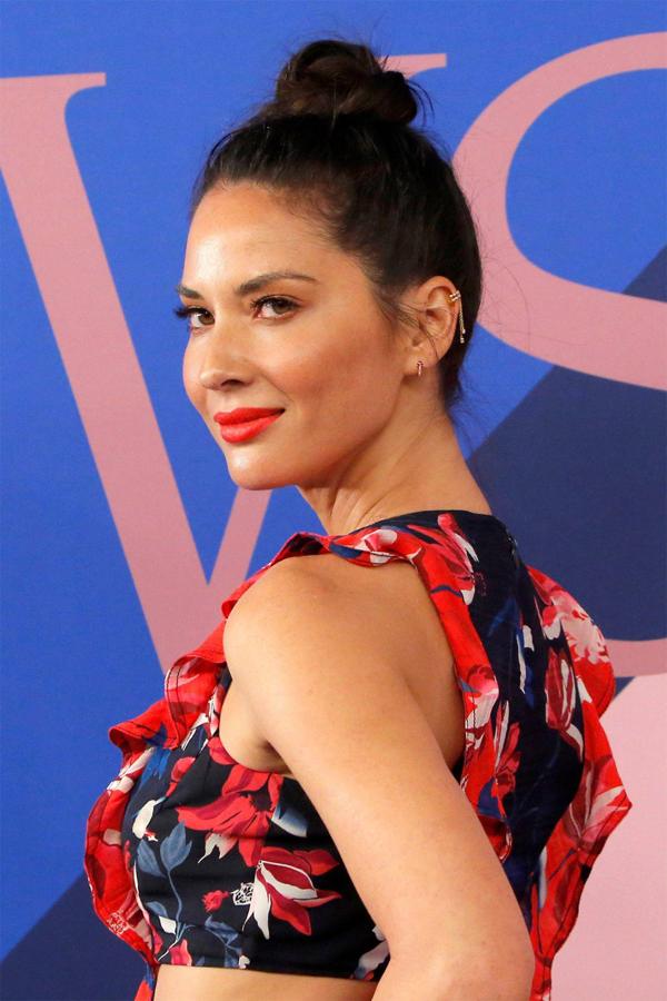 El moño alto o 'top knot' es el favorito de muchas famosas, como la actriz Olivia Munn, que lo luce ligeramente despeinado.
