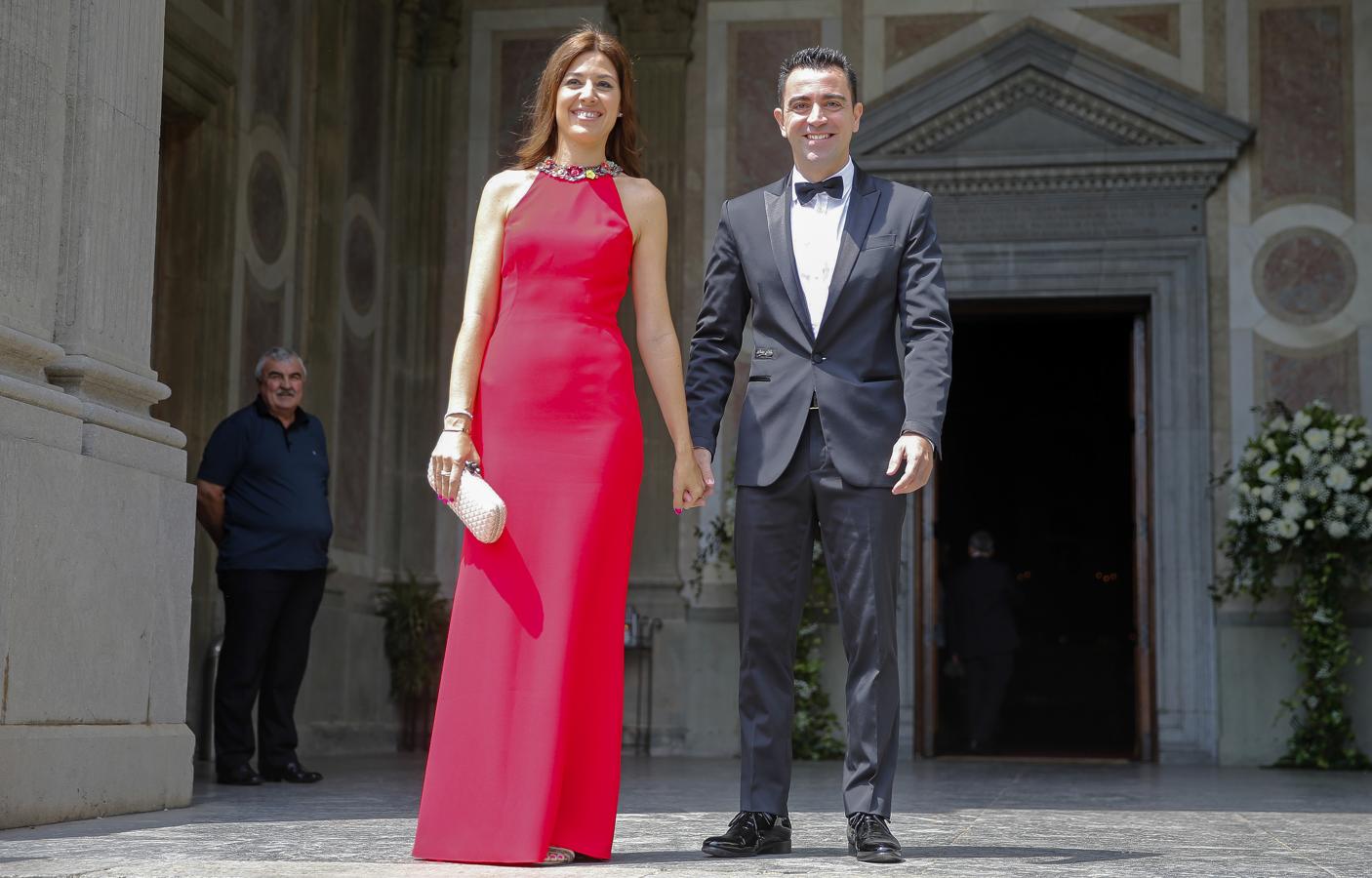 El futbolista acompañado por su mujer Nuria Cunillera