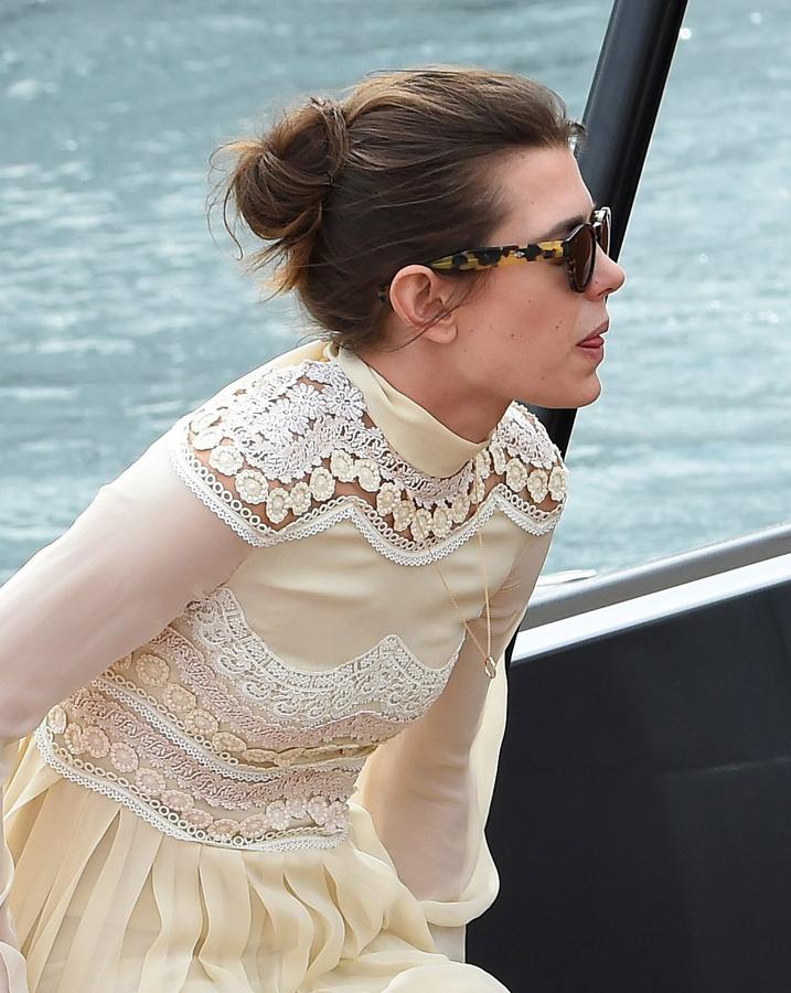 Moño 'messy', con mechones sueltos, perfecto para ir a la playa o la piscina, al gimansio, a trabajar o salir de fiesta combinándolo con un vestido como la princesa de Mónaco.