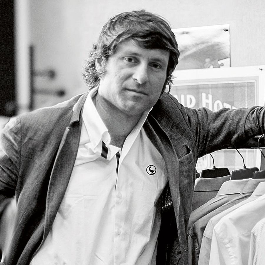 "Apuesto por las prendas cómodas y fáciles de combinar: vestidos camiseros lisos, americanas con motivos geométricos (tanto para mujer como para hombre), camisas de algodón en diferentes colores y estampados... Y que no falten las zapatillas deportivas, este verano en ante de color liso".