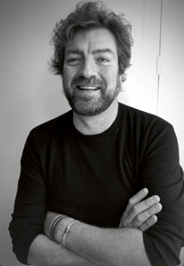 "Lo que más me gusta de las tendencias veraniegas son las sandalias de inspiración surf y el combinado de colores fuertes aparentemente incompatibles en el mismo look. Sin embargo, no me gustan los volantes en faldas, vestidos y pantalones, tan al alza; ni los pompones en los accesorios".