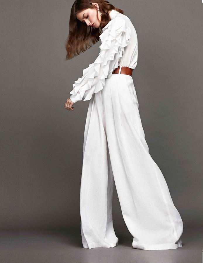 Blusa de volantes, pantalón palazzo y cinturón, todo de Michael Kors Collection. Anillos, pendientes y collar de Ansorena.