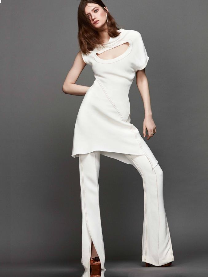 Camisa y pantalón de Céline. Los zapatos son de Christian Louboutin y las joyas de Bulgari.