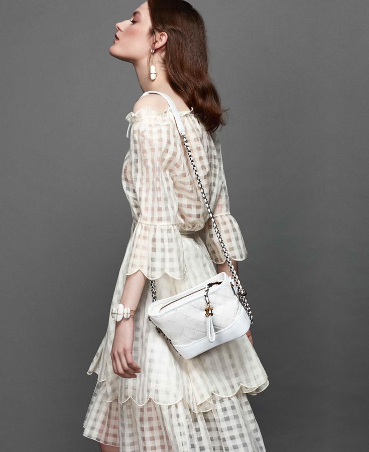 Blusa y falda a juego, de Blumarine. Pendientes y brazalete de Isidoro Hernández. El bolso es de Chanel.