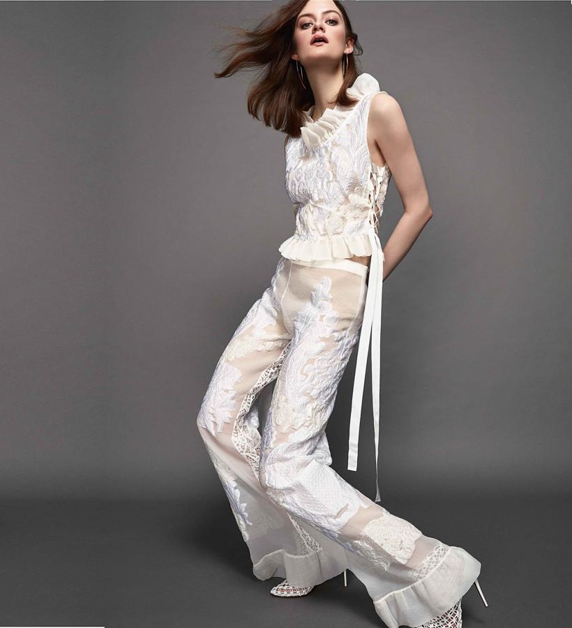 Blusa y pantalón de encaje de Alberta Ferreti. Los botines de rejilla son de Christian Louboutin y las joyas de Luxenter.