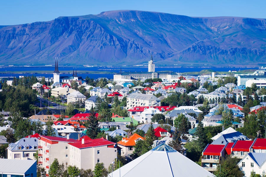 Además, como nos cuentan desde Hundredrooms, "Reykjavik es famosa por la creatividad de sus habitantes, pero también por sus noches salvajes. Eso sí, es imprescindible visitar sus campos, desde donde admirar la nieve, las impresionantes rocas y respirar aire fresco".