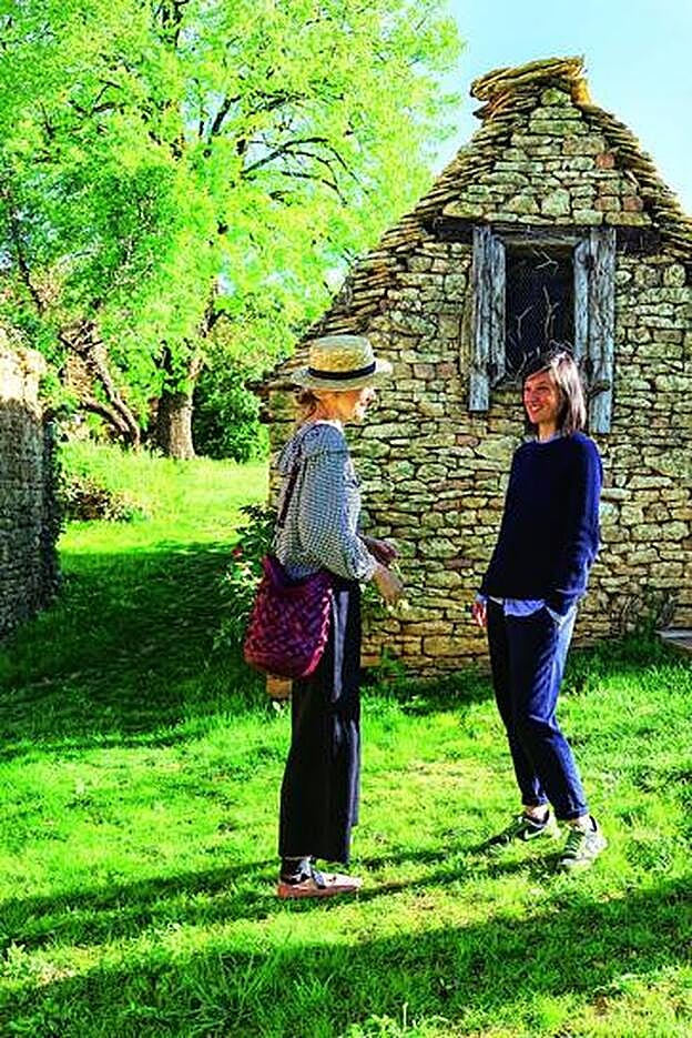 Charlando con la propietaria de La Maison D'Hôtes Bel Estiu, en Le Mëjat.