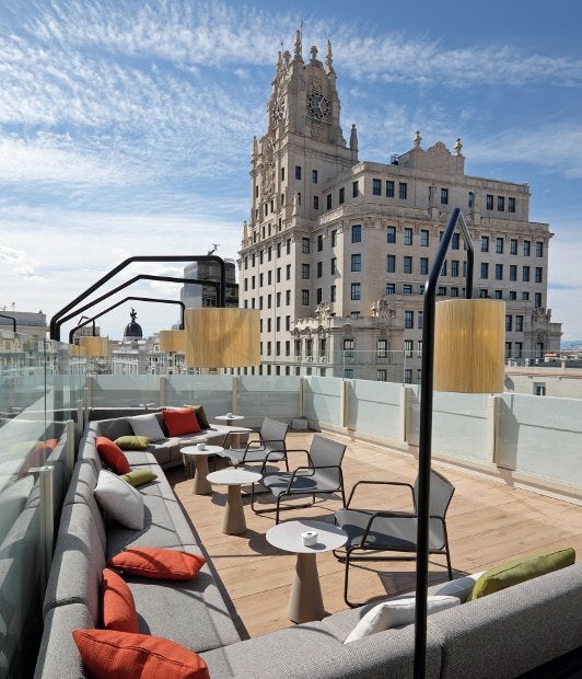 En la Gran Vía 21, 8ª y 9ª planta, en Madrid.