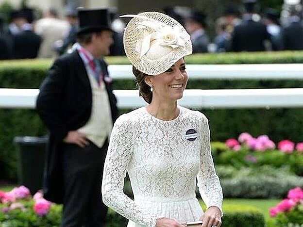 Galería. Kate Middleton derrochó estilo con un LWD que combinó con un tocado