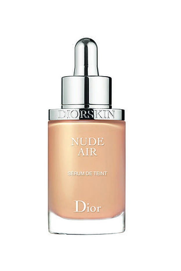 Diorskin Nude Air Sérum de Teint. Una base de maquillaje efecto piel desnuda. Liberada de talco y cargada de aceites volátiles de evaporación instantánea, esta fórmula evanescente no deja más que lo indispensable sobre la piel. Una pequeña cantidad basta y se extiende idealmente, sin ningún efecto materia, tan imperceptible que se vuelve invisible. (53€).