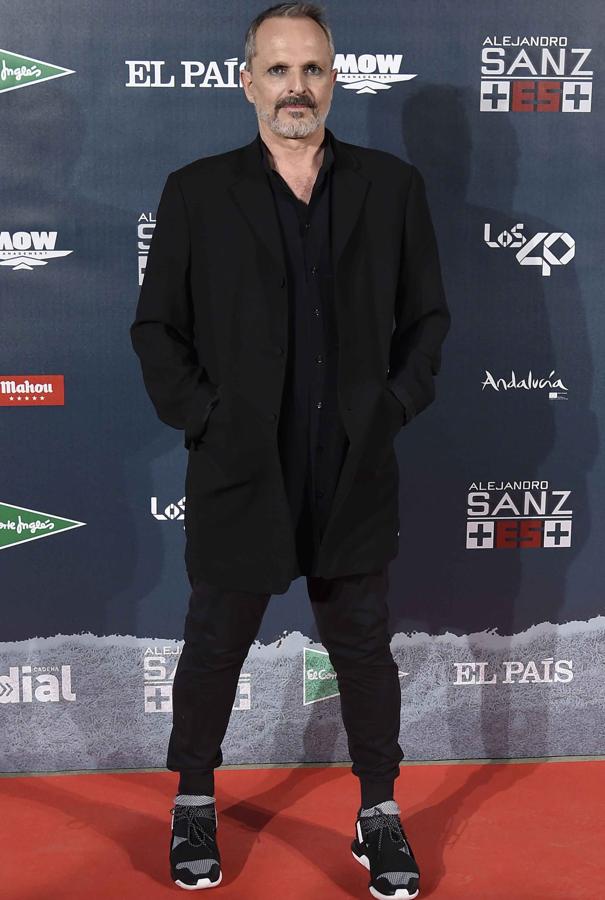 Ha acudido vestido todo de negro.