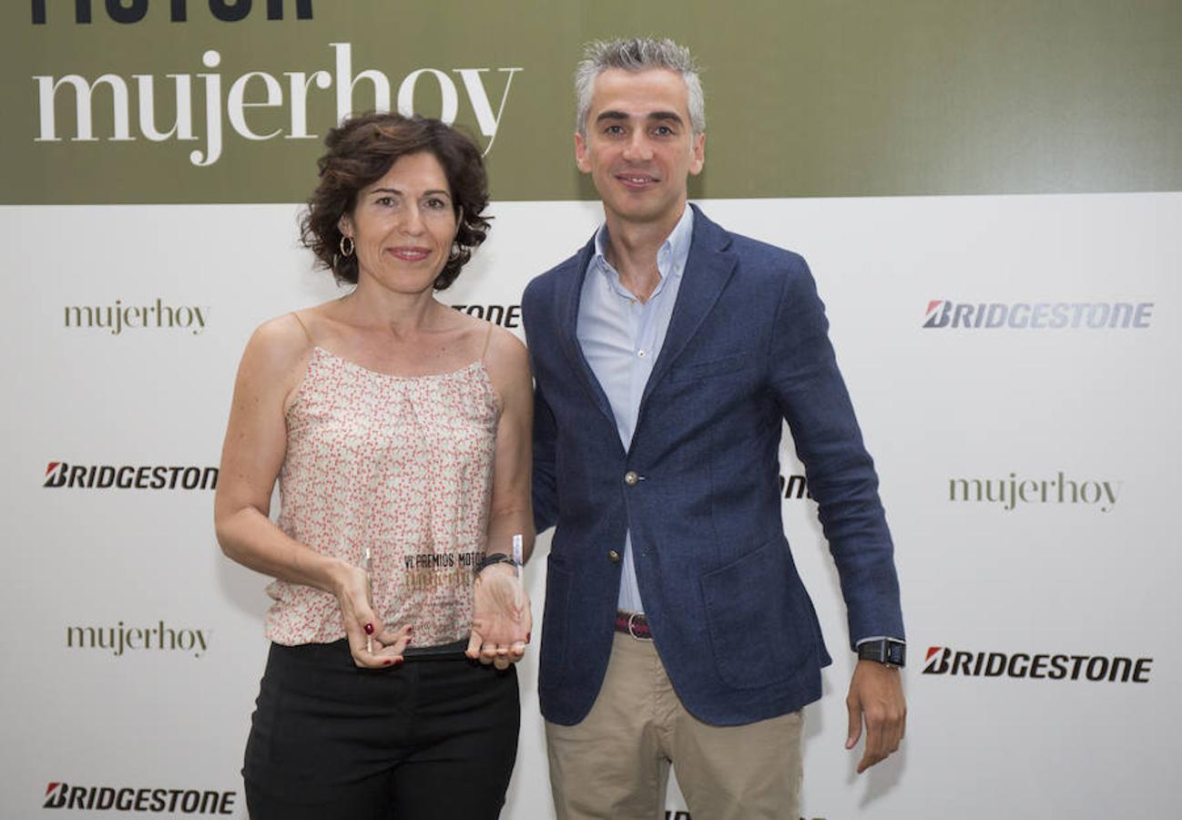 Pilar García de la Puebla, Directora de Comunicación y Relaciones Públicas de BMW GROUP IBÉRICA, recoge el premio en la categoría de Multifunción para el BMW Serie 5 Touring de manos de Luis Miguel Álvarez Romero, Head of Marketing en Bridgestone South West (España y Portugal).