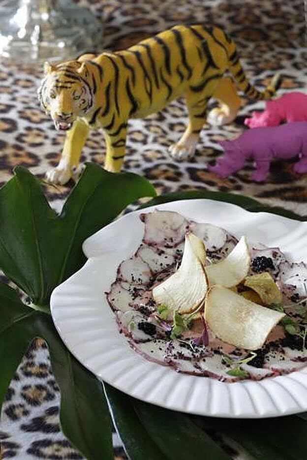 Pulpo al olivo con yuca y plátano.