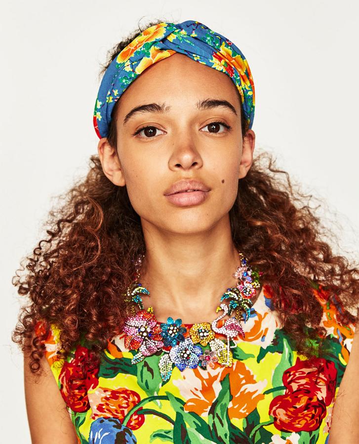 Las diademas son perfectas para disimular el pelo sucio, sobre todo cuando se trata de las raíces. Apuesta por una diadema ancha o un pañuelo tipo bandana, uno de los complementos estrella del verano.