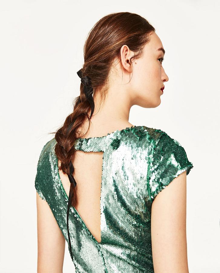 La clásica trenza de tres cabos baja y adornada con dos lazos negros es un peinado perfecto para disimular tu pelo sucio y ser la más cool del verano.